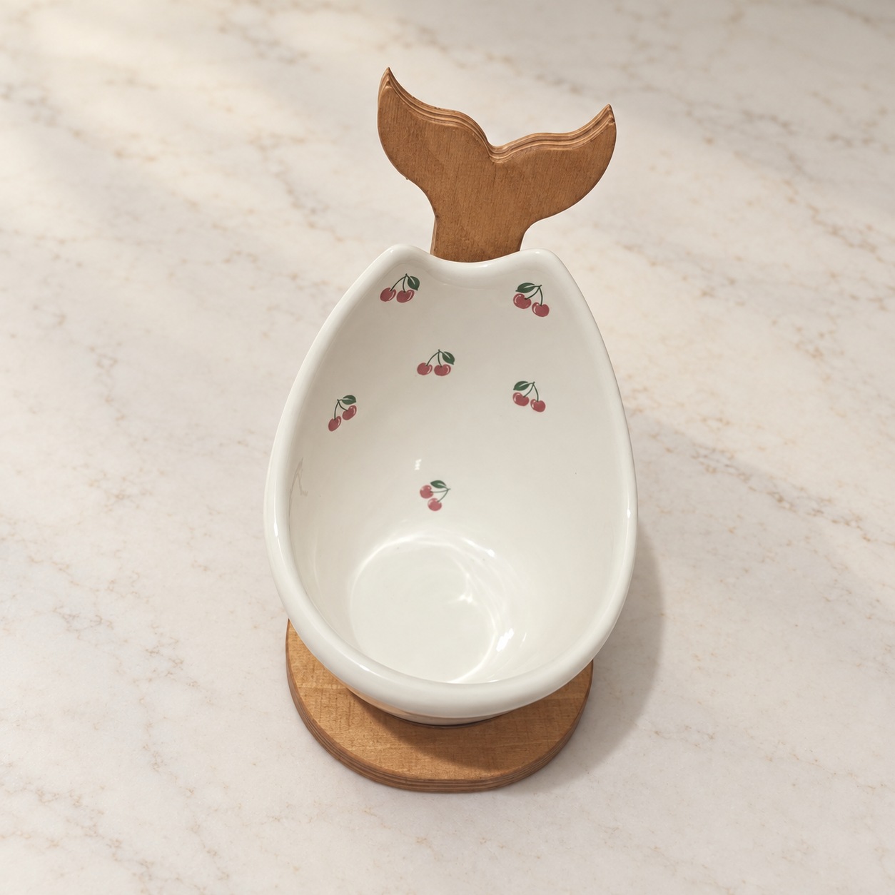 cherry-spoonrest-high جا قاشقی طرح آلبالو با پایه چوبی، نمای بالاتر